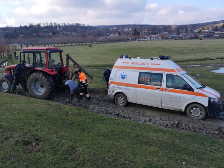 O ambulanţă care urma să ajungă la o pacientă cu COVID a rămas blocată în noroi într-un sat din Vaslui