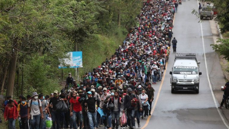 FOTO/VIDEO | Mii de imigranți din America Centrală, aflați în marș către SUA, opriți cu bastoane și gaze lacrimogene în Guatemala