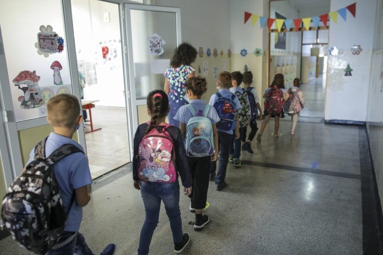 Regulile pentru noul an școlar. Ce se întâmplă când rata de infectare depășește 6 la mie