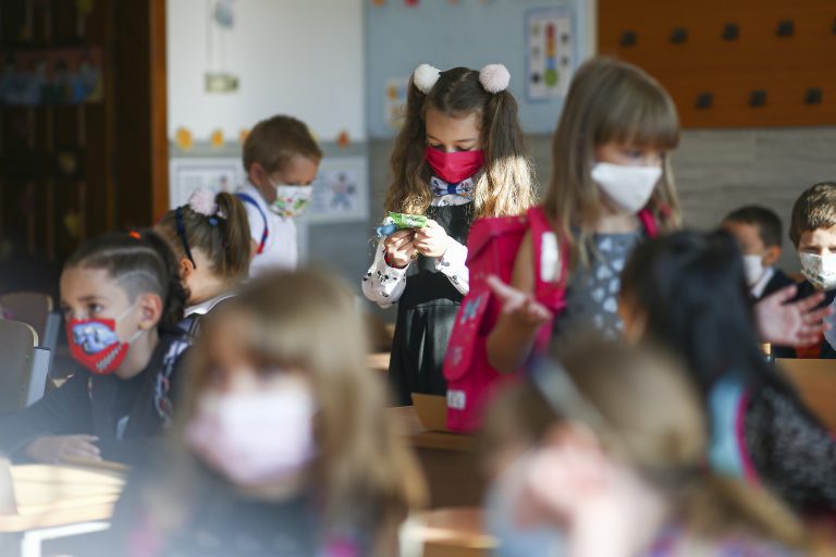 Rafila recomandă folosirea măştii de protecţie în şcoli