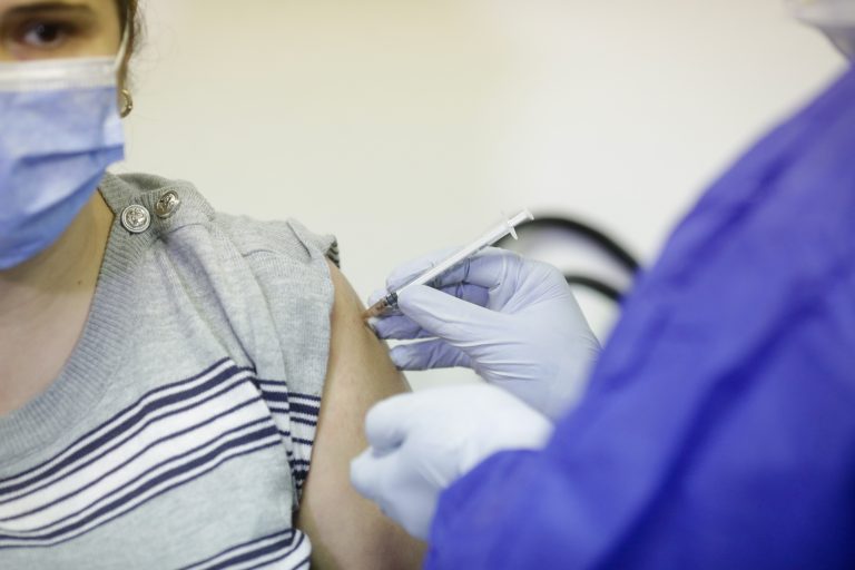 Sute de dosare penale, întocmite de polițiști pentru eliberarea de adeverințe false de vaccinare anti-COVID