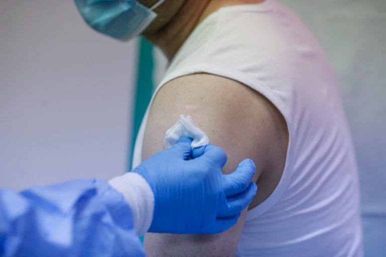 Autoritățile române demontează „informațiile înșelătoare” despre oprirea campaniilor de vaccinare împotriva COVID-19 în Germania, Belgia şi Franţa