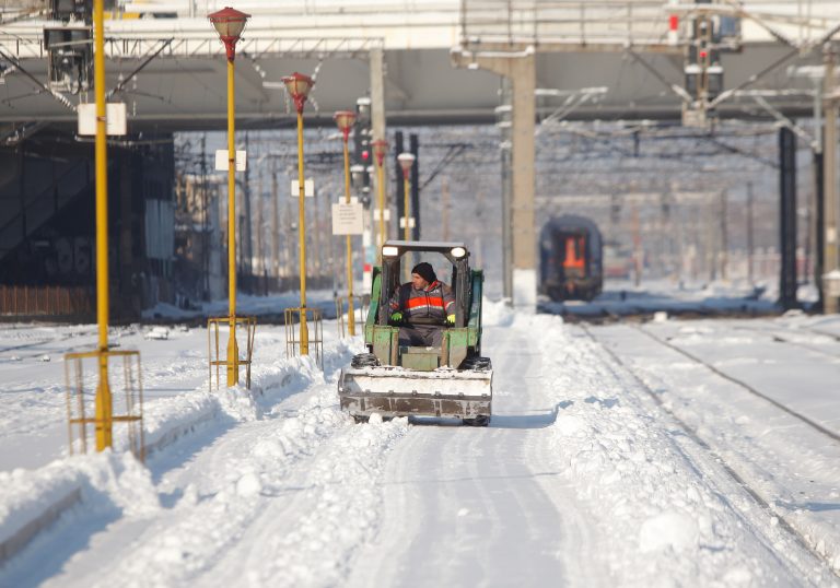 Avarii pe calea ferată din cauza ninsorii şi a rafalelor de vânt