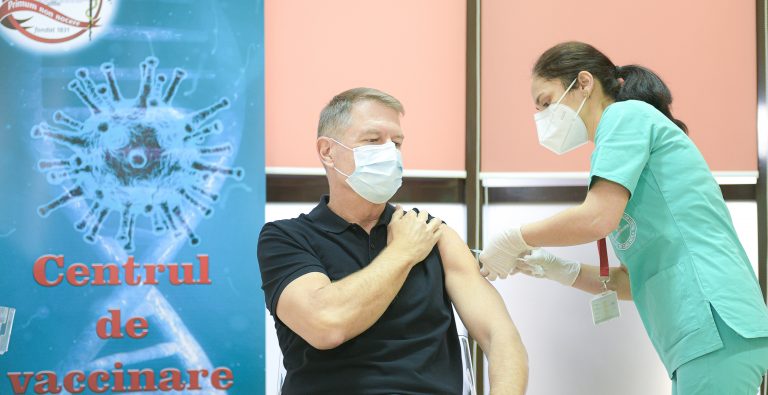 Ambasada Suediei revine “în forţă”, după vaccinarea lui Klaus Iohannis