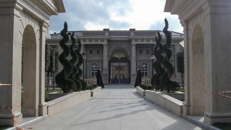 GALERIE FOTO | Palatul lui Putin, acum 10 ani. Păzit de FSB, era prezentat ca viitoare tabără de copii.  Ce au păţit activiştii prinşi în zonă