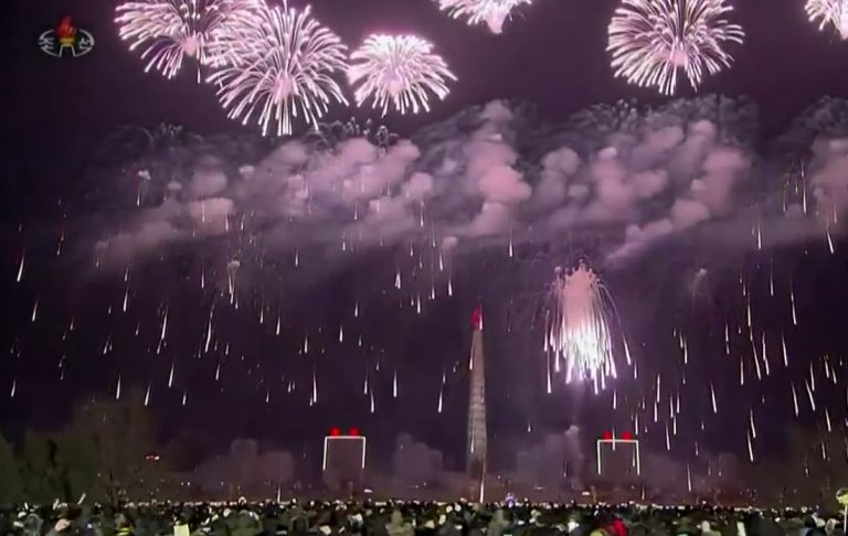 Coreea de Nord: Sărbătoare cu artificii, concert şi public cu măşti în piaţa centrală din Phenian, fără distanţare socială