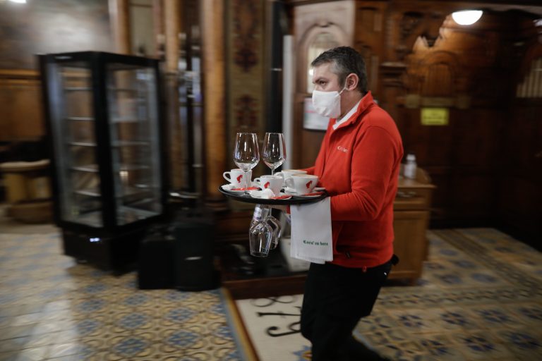 A fost promulgată legea care prevede trecerea bacşişului pe nota de plată şi bonul fiscal