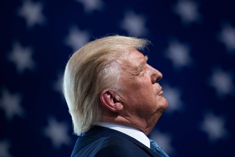 Wall Street Journal: Percheziţia FBI pe proprietatea lui Trump – au fost confiscate documente secrete şi documente privindu-l pe “preşedintele Franţei”