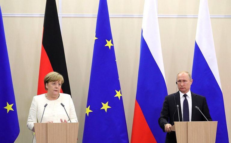 Posibilă „producție comună de vaccinuri”, evocată de Putin într-o discuție cu Merkel