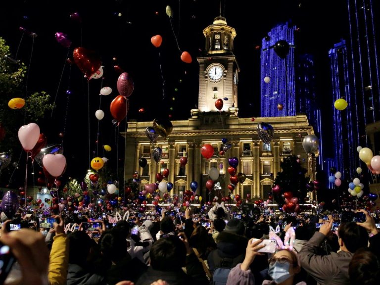 VIDEO | Europa suferă, Wuhan petrece: Mii de oameni din epicentrul pandemiei au sărbătorit fără restricții intrarea în 2021