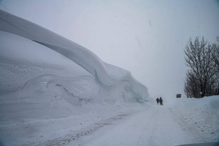 GALERIE FOTO VIDEO |  Iarnă grea în Italia: zăpadă de 3-4 metri în Apenini