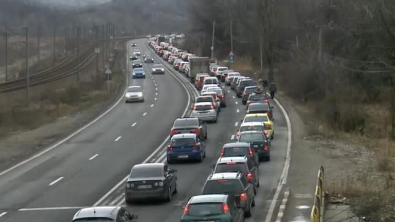 Infotrafic: Coloane de maşini între Predeal şi Buşteni şi în Comarnic