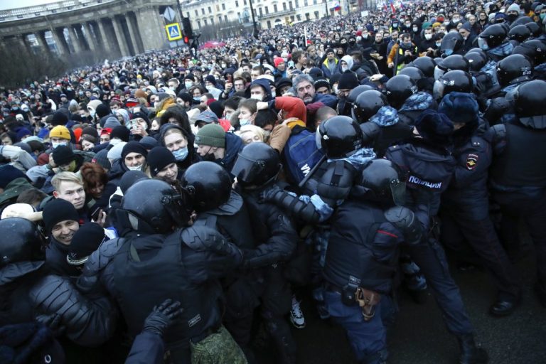 VIDEO | Rusia acuză SUA de ”ingerinţă flagrantă”, pe fondul protestelor la care au fost arestate peste 3.800 de persoane
