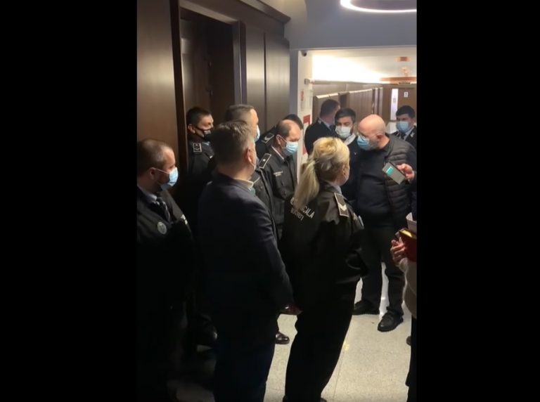 VIDEO | Tărăboi la Primăria București. Aurelian Bădulescu a lovit cu pumnii în ușă