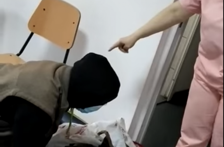 VIDEO | Imagini revoltătoare dintr-un spital din Corabia: un vârstnic căzut cere ajutor și spune că se află de trei ore în această situaţie