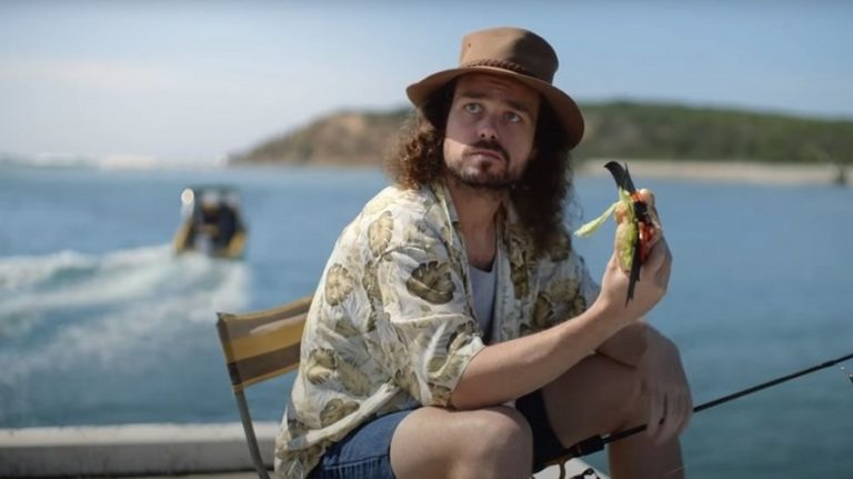 Controversă în Australia pe seama unei reclame satirice în care un bărbat apare mâncând un sandvici cu liliac. Autoritățile au demarat o anchetă