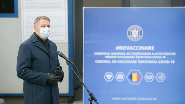 Iohannis: „Sunt foarte bucuros. Atmosfera se schimbă, foarte multă lume doreşte să se vaccineze”