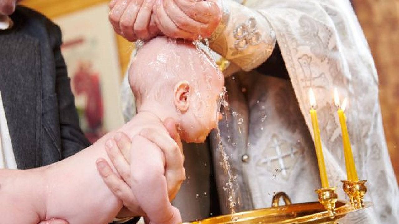 После крещения младенца. Дети в церкви. Причащение после крещения ребенка. Причастие младенца после крещения. Крещение и причащение.