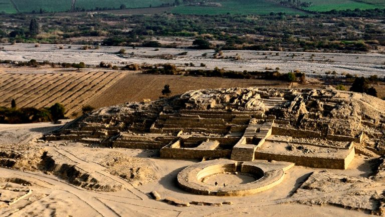 Pandemia creează o atmosferă de thriller rural în Caral, leagăn al unei civilizaţii vechi de 5.000 de ani. Sătenii revendică agresiv terenurile: „I-au spus avocatului că ne vor împușca”