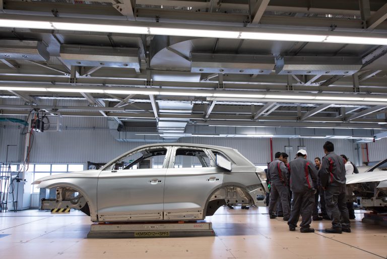 Cum laptopurile noastre și consolele de jocuri obligă producătorii auto din întreaga lume să își oprească liniile de asamblare