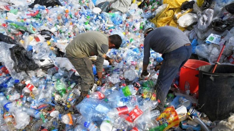A găsit la groapa de gunoi o sticlă plină cu bijuterii din aur, dar a regretat apoi amarnic