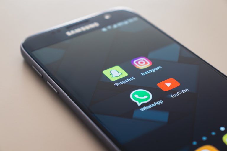 Efectul Twitter: Snapchat blochează permanent accesul lui Trump din motive de „siguranţă publică”