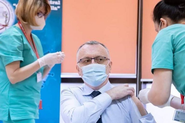 Ministrul Educației, „hârșit” în ale vaccinării. A purtat o cămaşă specială, cu o parte din mânecă detaşabilă, pentru a se vaccina