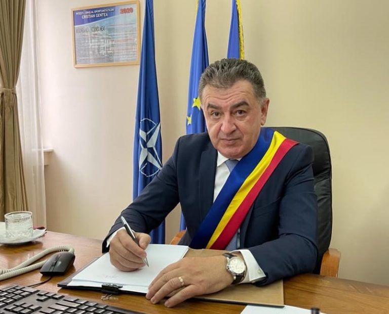 Primarul Piteștiului, indignat de faptul că se infiltrează apă în majoritatea containerelor îngropate, destinate colectării deşeurilor, la nici două luni de la recepţia lucrărilor
