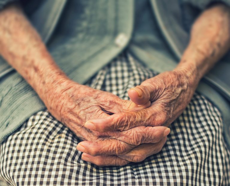 Încurcătură: O bătrână despre care familia fusese informată că a murit de COVID şi a fost înmormântată a revenit la căminul în care locuia