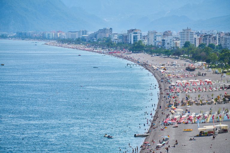 Cursă strânsă între turiștii români și cei turci pe litoralul din Bulgaria