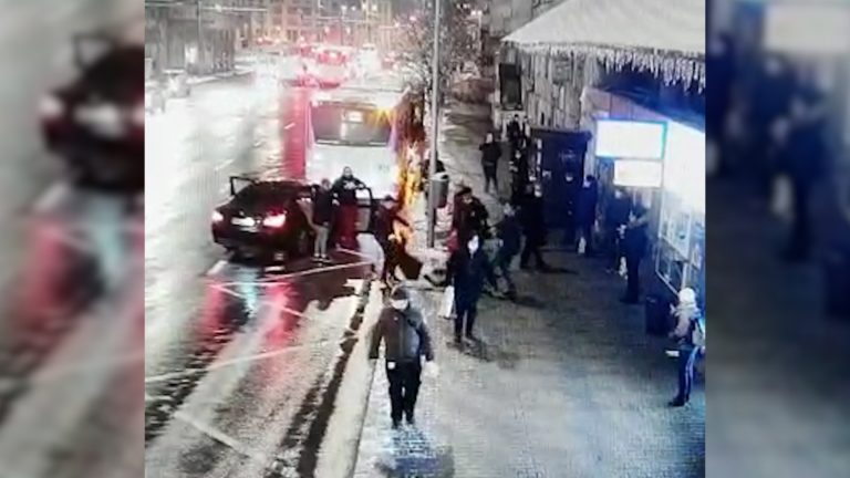 VIDEO | O fată de 15 ani, fugărită și răpită în plină stradă, în centrul orașului Cluj Napoca. Trecătorii s-au uitat, dar nu au reacționat