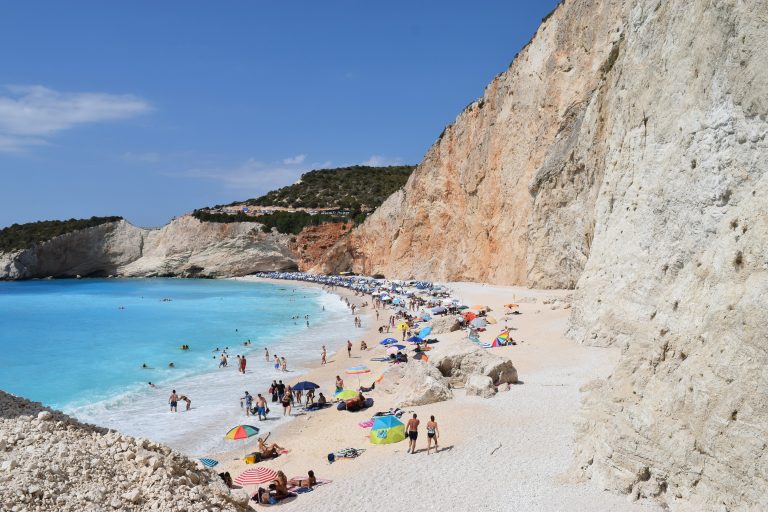 Val neobișnuit de căldură în Grecia. Lumea a luat cu asalt plajele, trecând peste restricții