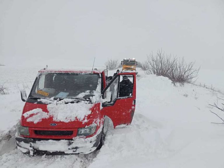 Infotrafic: Trei sectoare de drum naţional cu circulaţie oprită din cauza ninsorii şi a viscolului