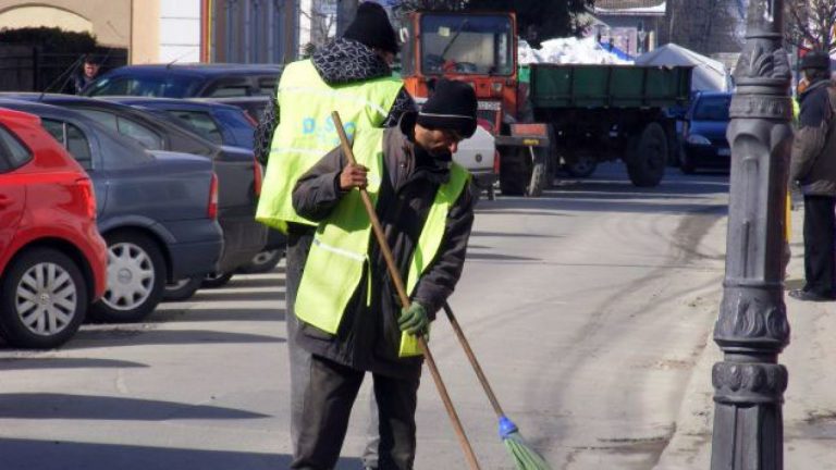 Cum arată un oraş din Bihor după ce primarul i-a pus pe asistaţii social la muncă
