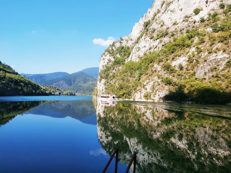 VIDEO | Bomba ecologică din Balcani. Imagini șocante cu unul dintre cele mai cunoscute râuri