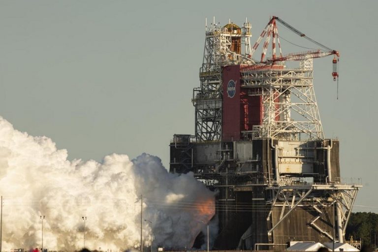 NASA, probleme: Motoarele rachetei gigant SLS s-au oprit prematur într-un test crucial pentru viitoarele misiuni