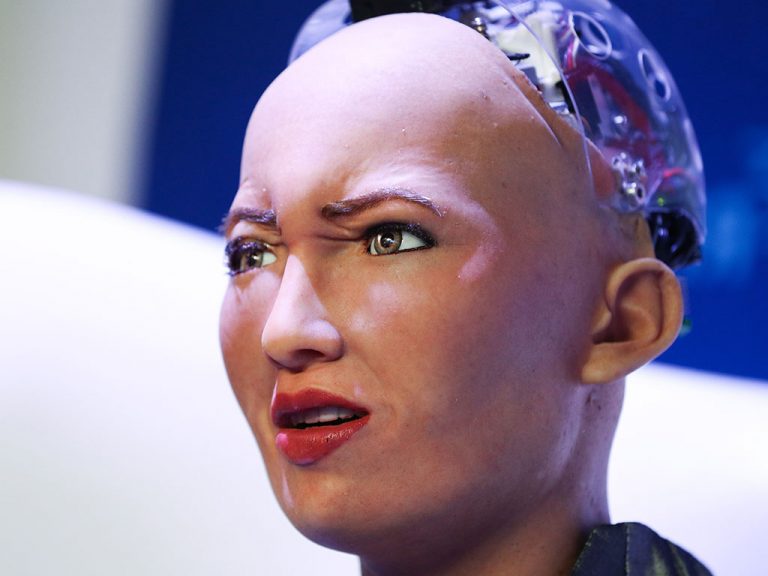 VIDEO | Pandemia mai durează, iar robotul Sophia va fi produs în masă, pentru a-i ajuta pe oameni să treacă mai ușor peste restricții