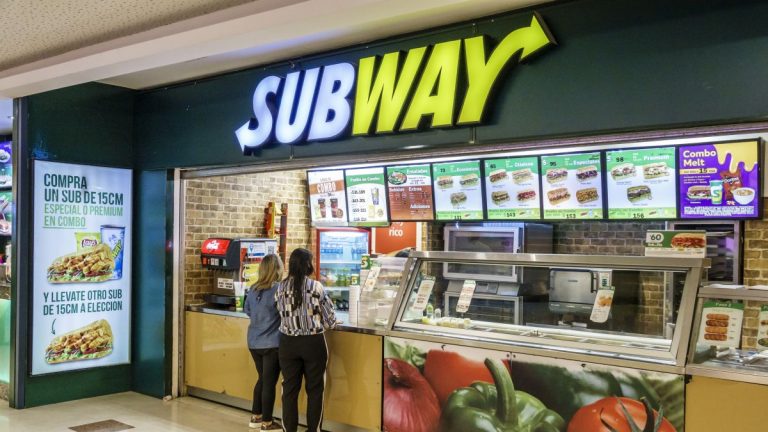 Subway, lanţul de fast-food, dat în judecată pentru folosirea de ”ton falsificat”