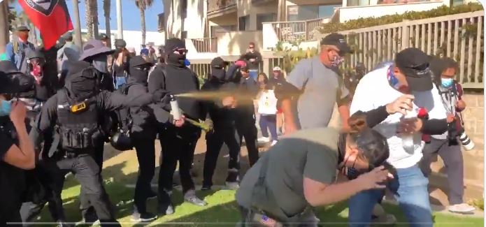VIDEO | Ciocniri între susţinătorii lui Trump şi contra-manifestanţi Antifa