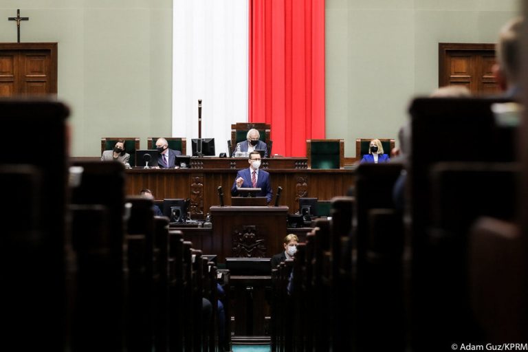 Premierul Poloniei: Companiile farmaceutice care au folosit fonduri publice ar trebui să împărtăşească brevetele de vaccinuri