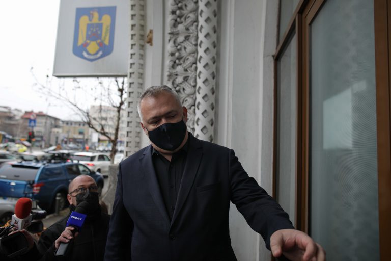 Dosarul Unifarm: Firma care a livrat măştile sanitare şi administratorul acesteia, urmăriţi penal pentru înşelăciune