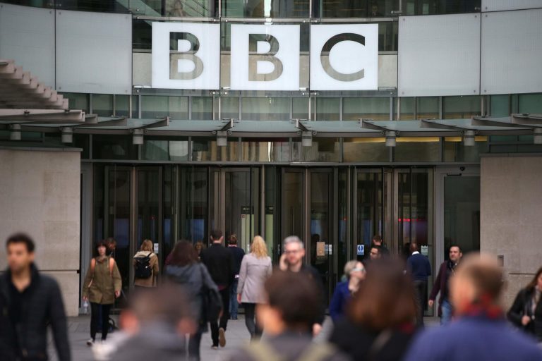 Manifestaţie pro-Palestina la sediul BBC / Postul tv britanic şi-a menţinut poziţia editorială de a nu folosi termenul „terorişti” pentru militanții Hamas