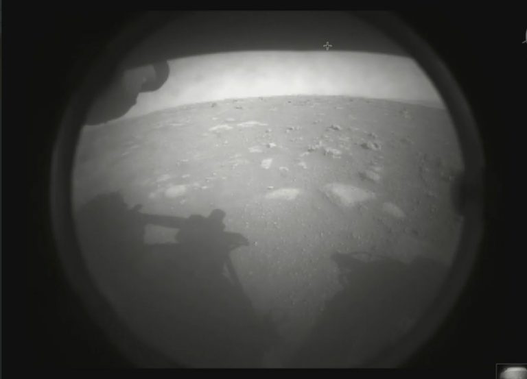 VIDEO | Moment istoric la NASA: Roverul Perseverance a ajuns cu bine pe Marte. Primele imagini trimise de pe Planeta Roșie