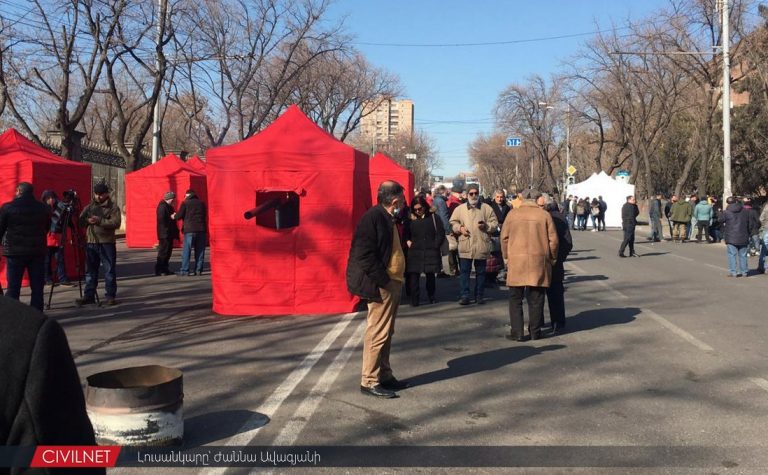 Susţinătorii opoziţiei şi-au instalat tabăra în faţa Parlamentului Armeniei. Premierul nu cedează