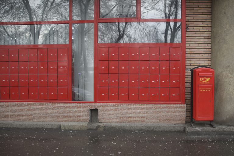 Administrarea Poștei Române, împărțită între un scenarist, un mecanic auto și un prezentator TV