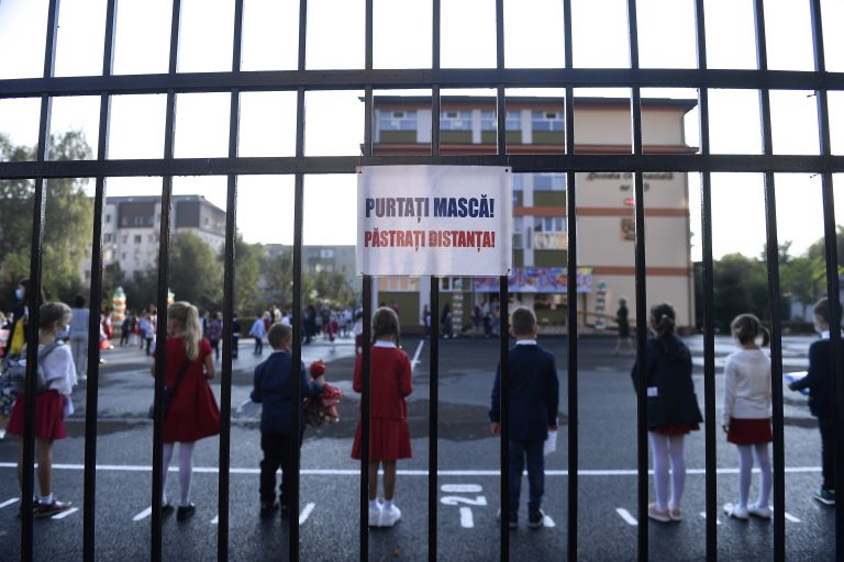 Cincisprezece unităţi de învăţământ din Bucureşti îşi suspendă activitatea faţă în faţă din cauza cazurilor de coronavirus. Lista unităților
