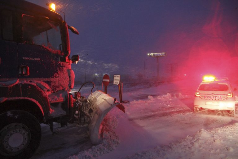 Cum se circulă pe drumurile din ţară. Infotrafic anunţă ninsoare slabă pe mai multe artere