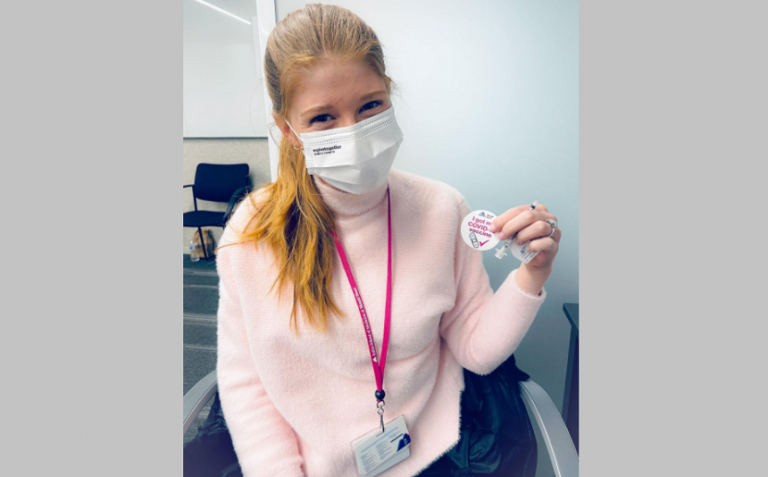 Fiica lui Bill Gates s-a vaccinat de Covid: „Din păcate, vaccinul NU mi-a implantat în creier geniul tatălui meu. Măcar de-ar fi avut ARNm această putere…”