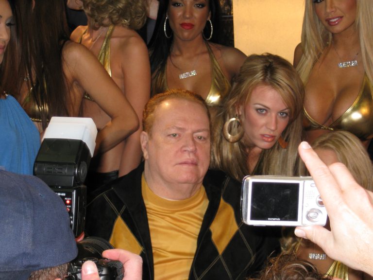 Larry Flynt, fondatorul revistei „Hustler” și expert în scandaluri sexuale, a murit