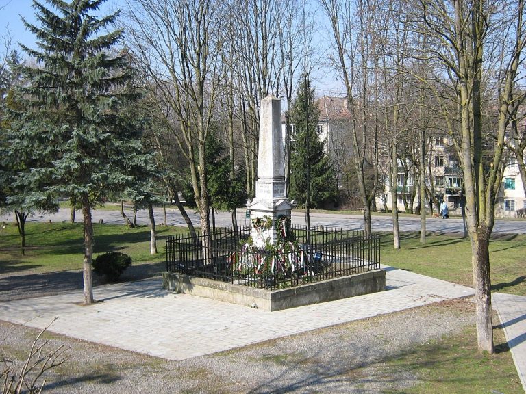 Monumentul Secuilor Martiri din Tg. Mureș a fost vopsit de persoane necunoscute în culorile steagului tricolor. Reacția lui Kelemen Hunor